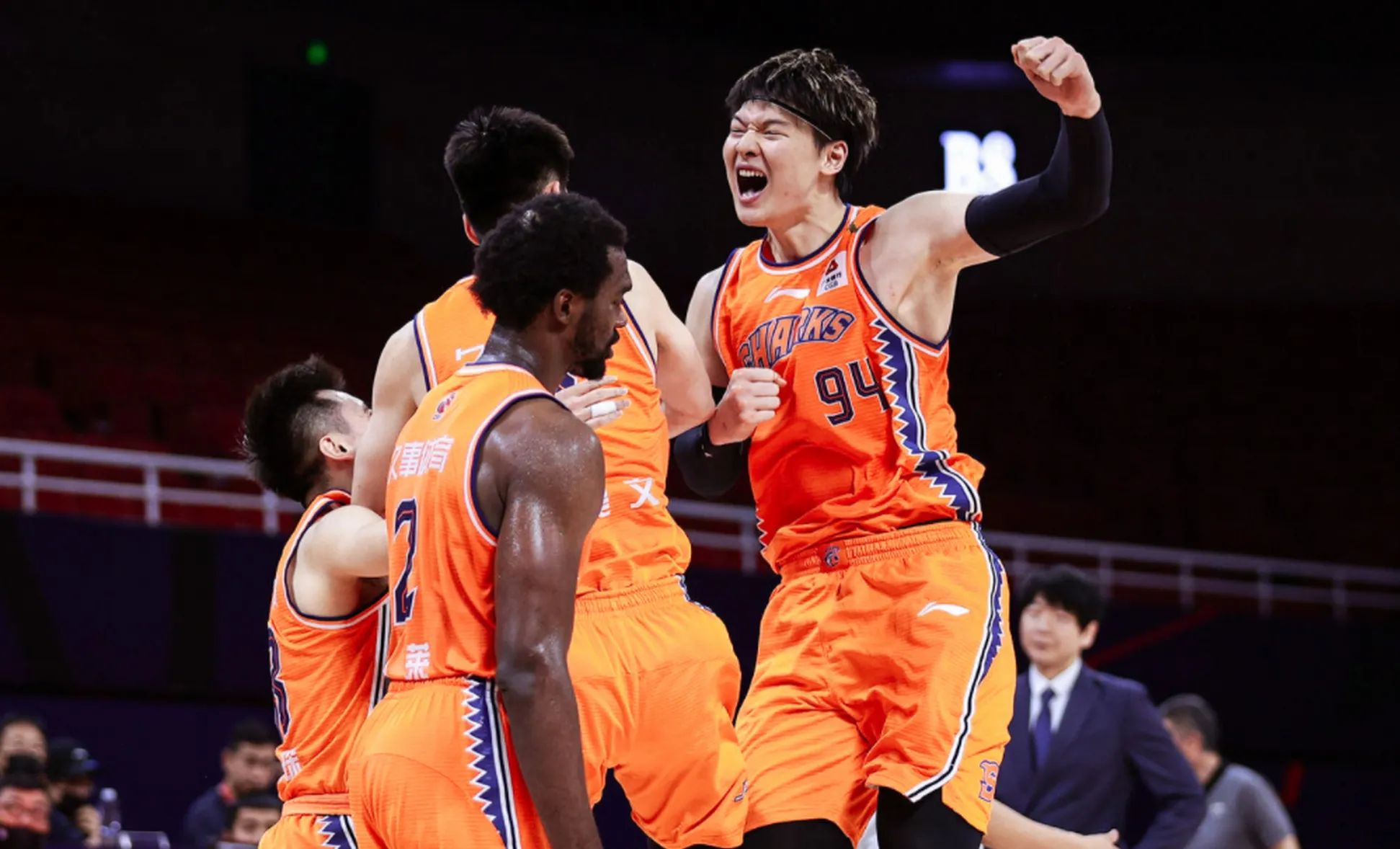 爱游戏视频-上海队在CBA季后赛中打出碾压，被誉为弹幕炸裂