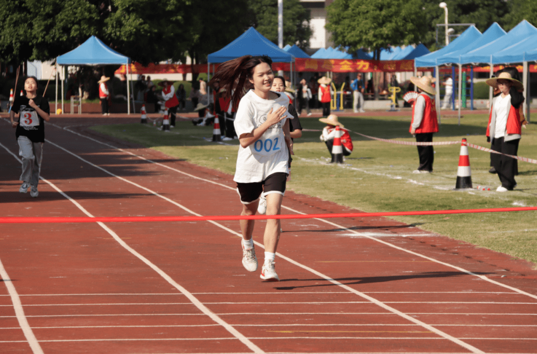 场上风起云涌,比赛引人瞩目 场上风起云涌,比赛引人瞩目