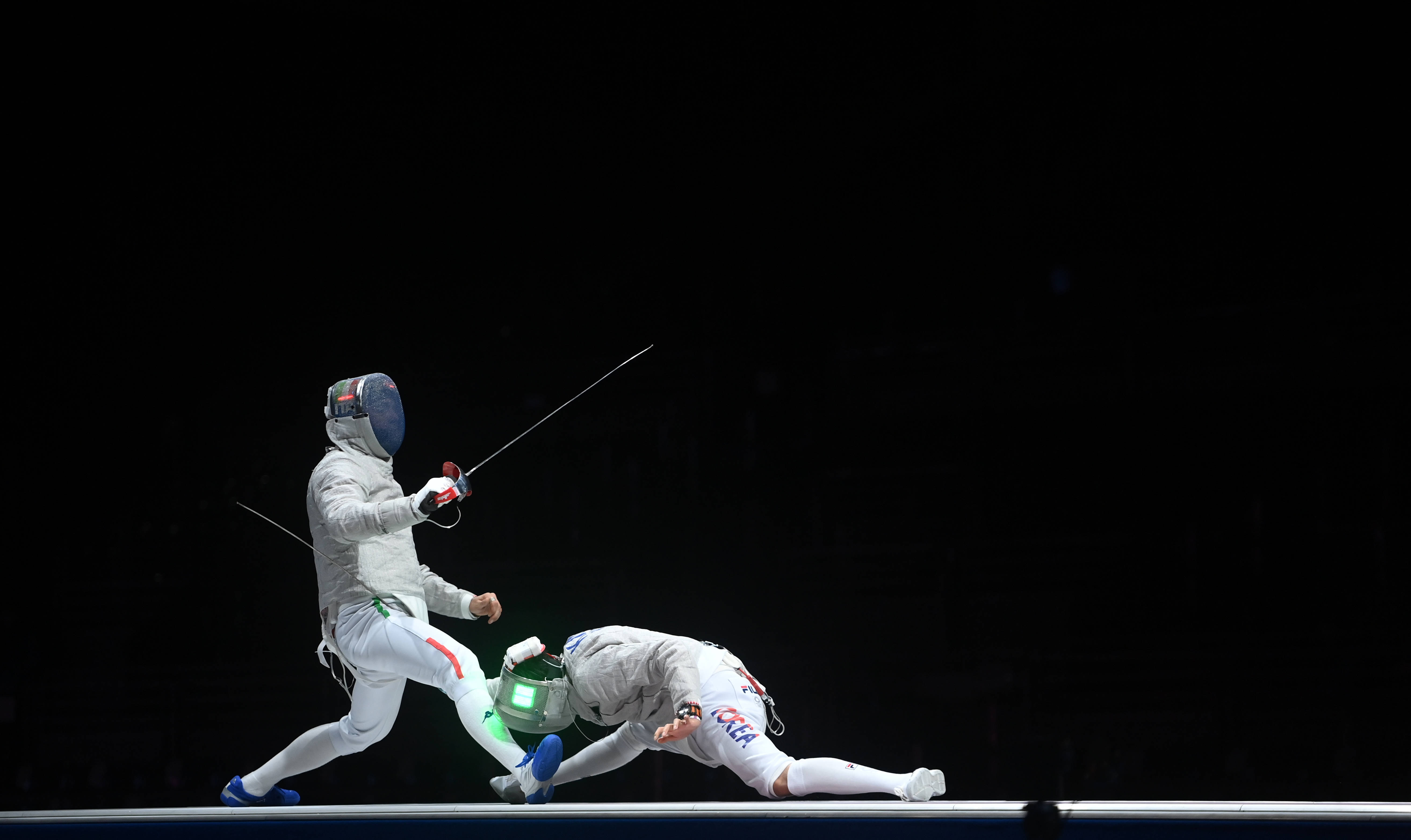 男子击剑比赛中出现激烈对决 男子击剑比赛中出现激烈对决