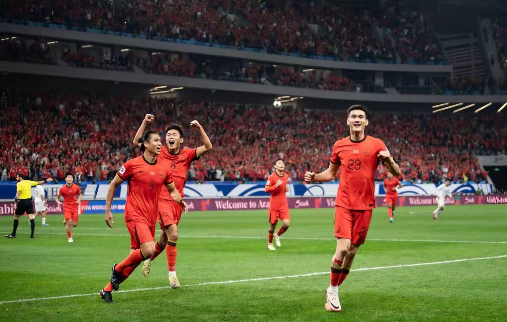 足球巨星齐聚,球场上赢一场不轻松 足球巨星齐聚,球场上赢一场不轻松