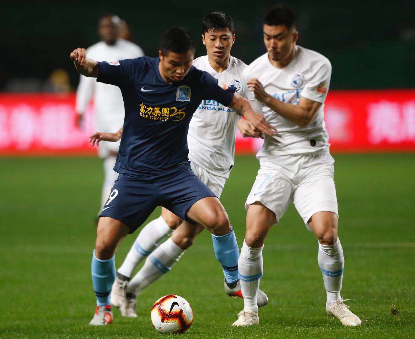 爱游戏官方入口-广州富力主场遭大连一方逆转，中超战局变化