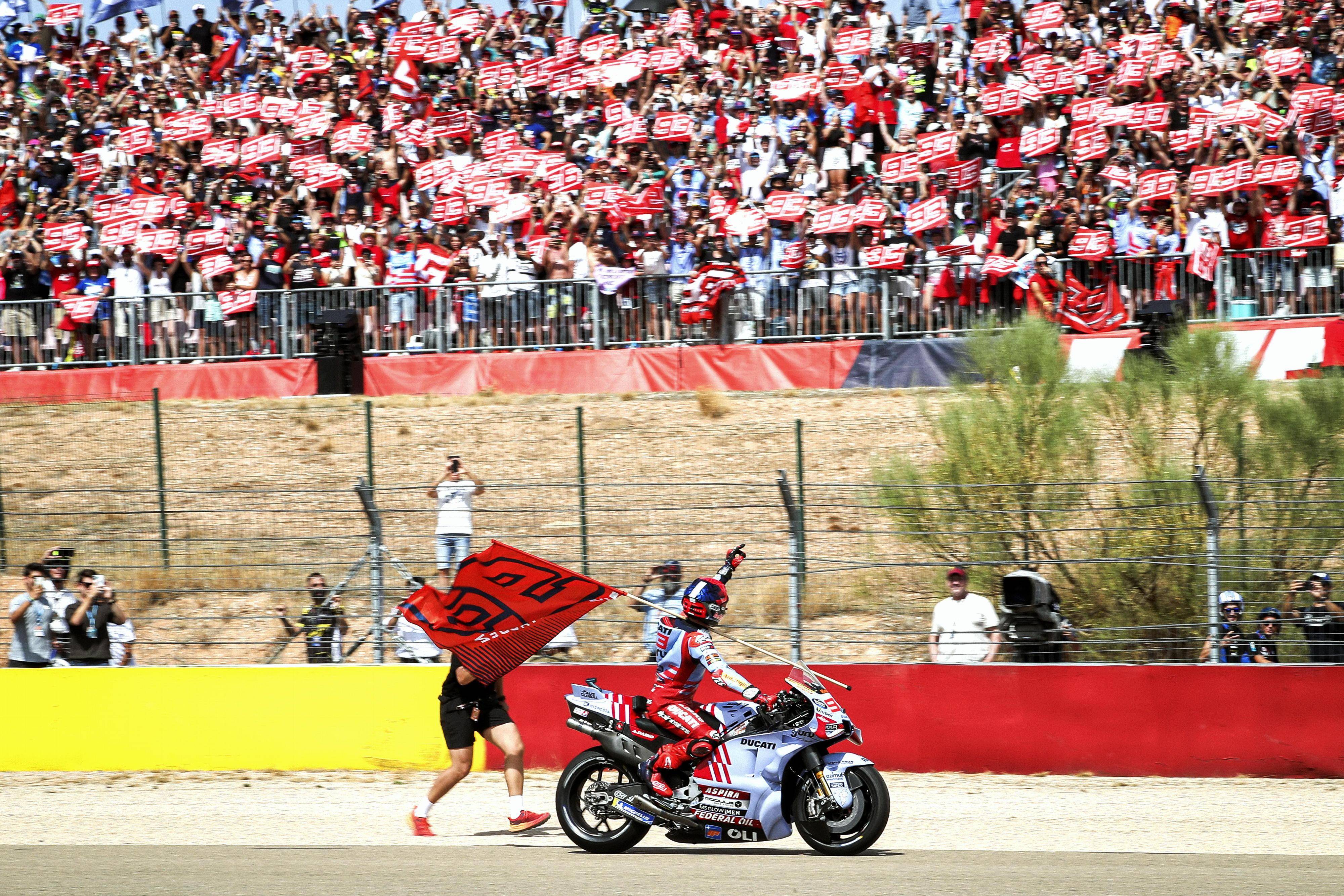 爱游戏app-锐不可挡，球队击败对手，登上领奖台