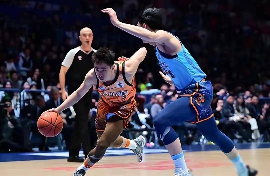 爱游戏官方-包含精彩纷呈！球场上演对决，双方拼尽全力的词条