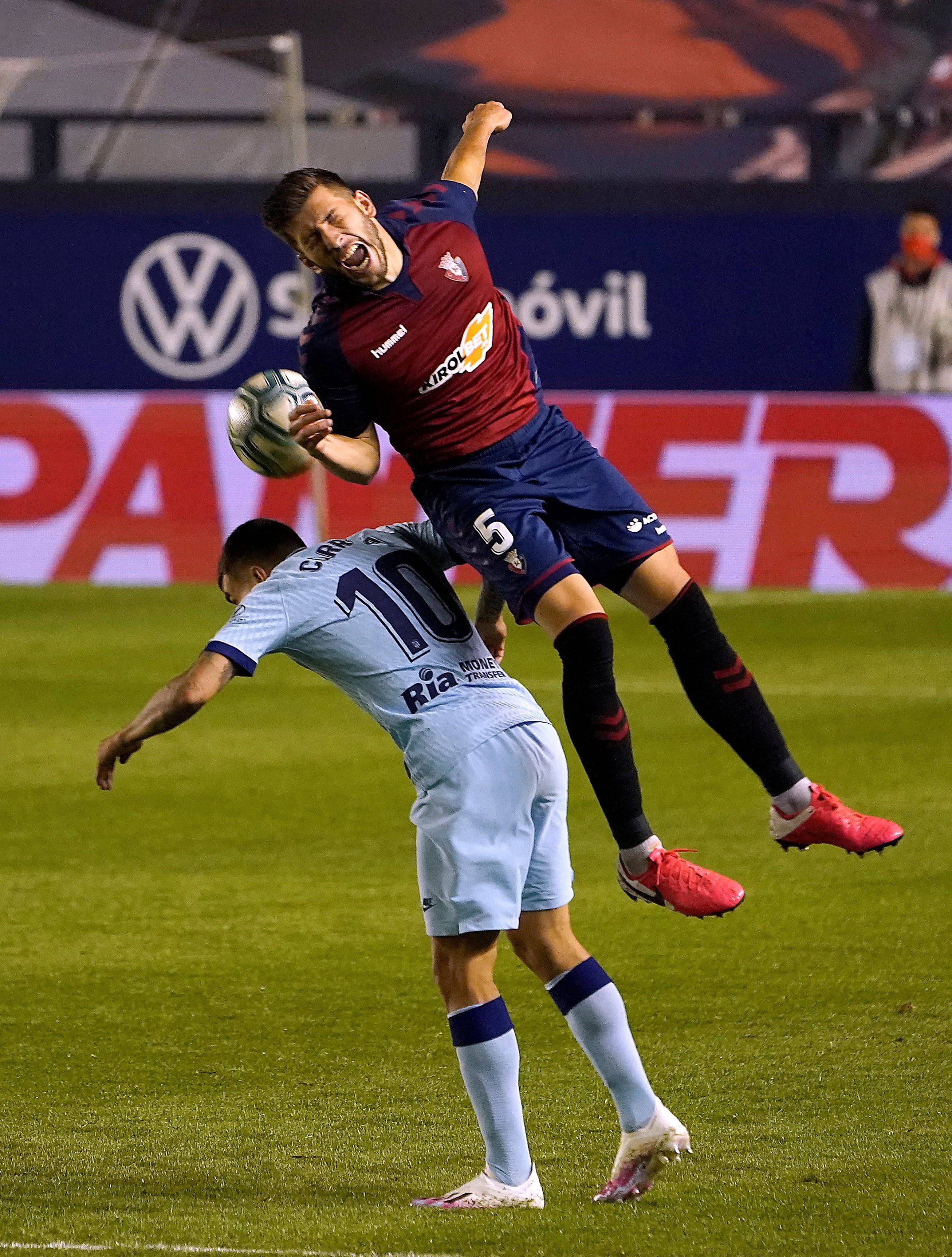 爱游戏app下载地址-防守技巧精湛，球队稳固防线