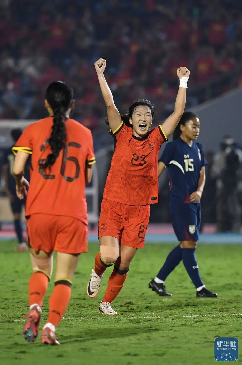 爱游戏下载-包含布达佩斯女足勇夺冠军，展现威严的词条