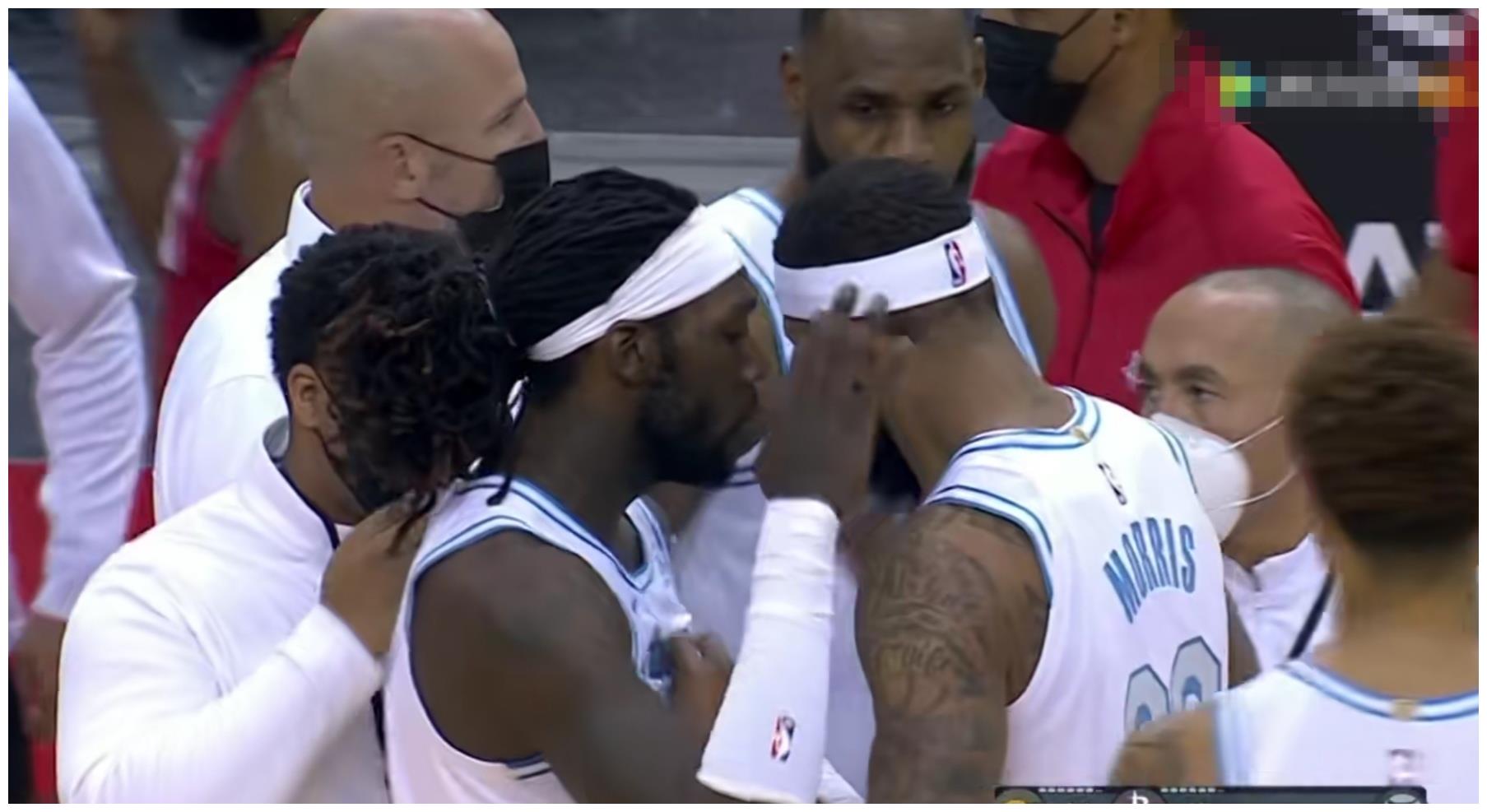 赛场外围发生小冲突，裁判出面化解