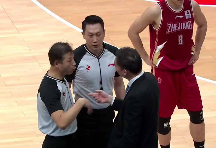 赛场外围发生小冲突,裁判出面化解 赛场外围发生小冲突,裁判出面化解