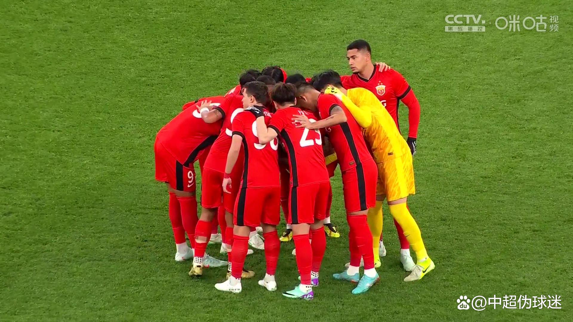 一场胶着的比赛,双方在最后时刻展开激烈争夺 一场胶着的比赛,双方在最后时刻展开激烈争夺