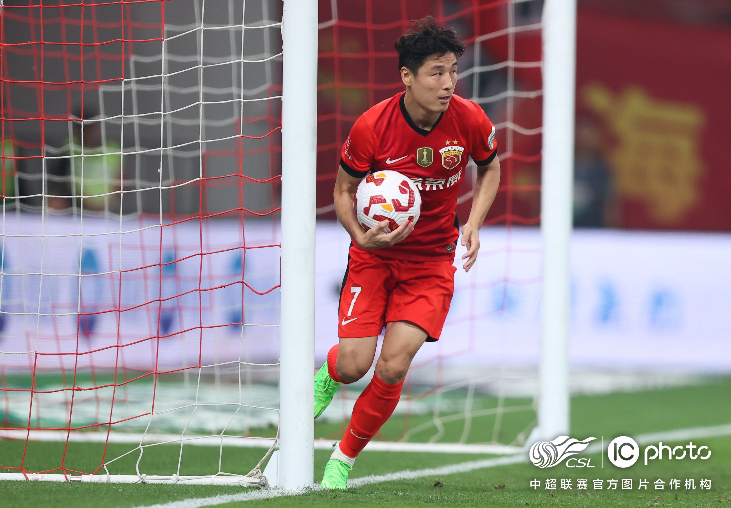 无私奉献精神,球队击败对手晋级下一轮的简单介绍 无私奉献精神,球队击败对手晋级下一轮的简单介绍