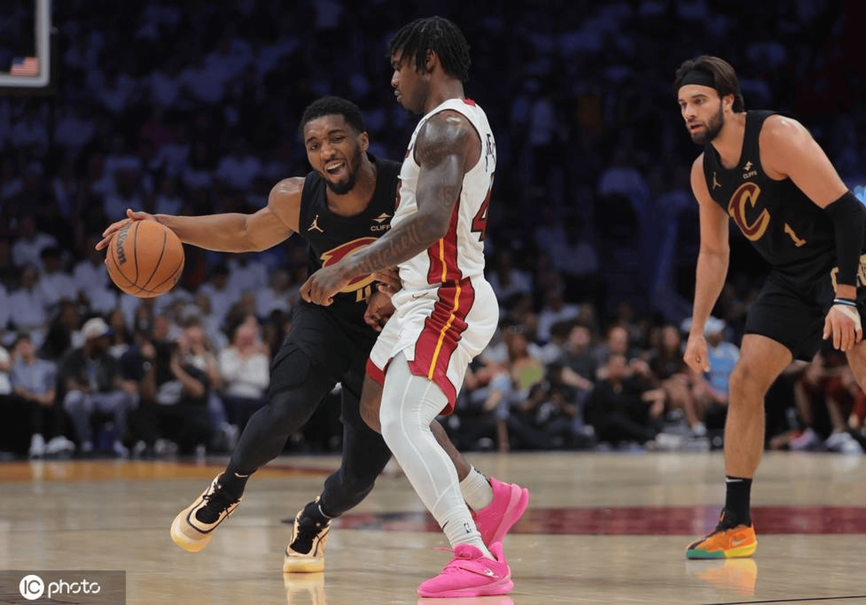 爱游戏网站-关于爵士主场告捷，米切尔砍下高分的信息