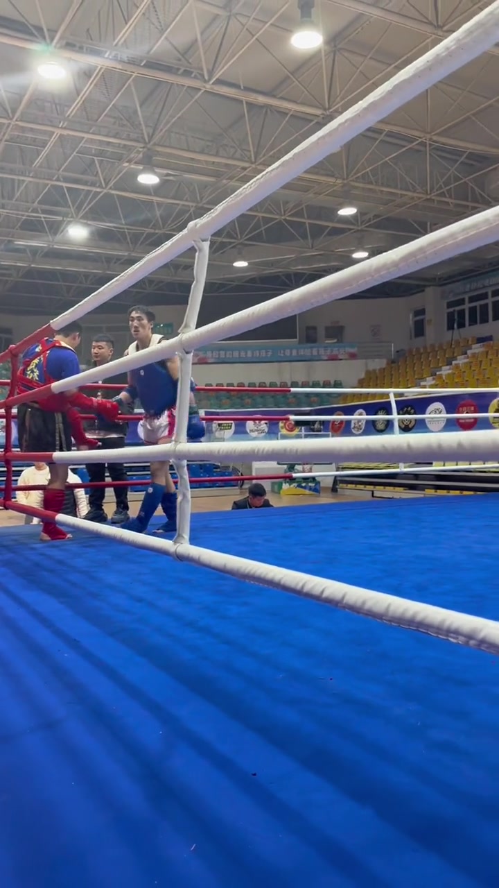 爱游戏在线登录-泰国男子拳击选手击败对手，晋级八强