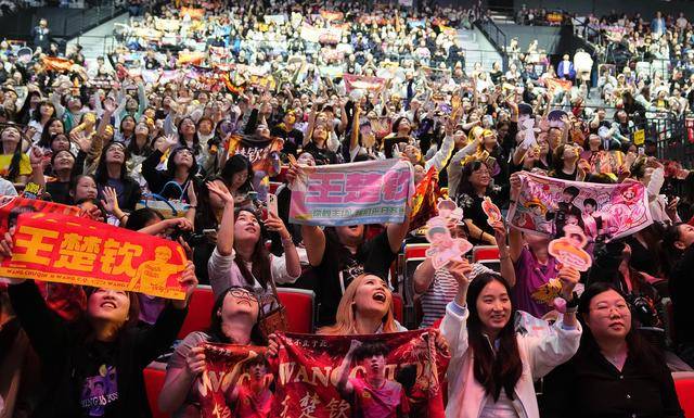 全明星赛前活动吸引众球迷,气氛热烈喜庆 全明星赛前活动吸引众球迷,气氛热烈喜庆