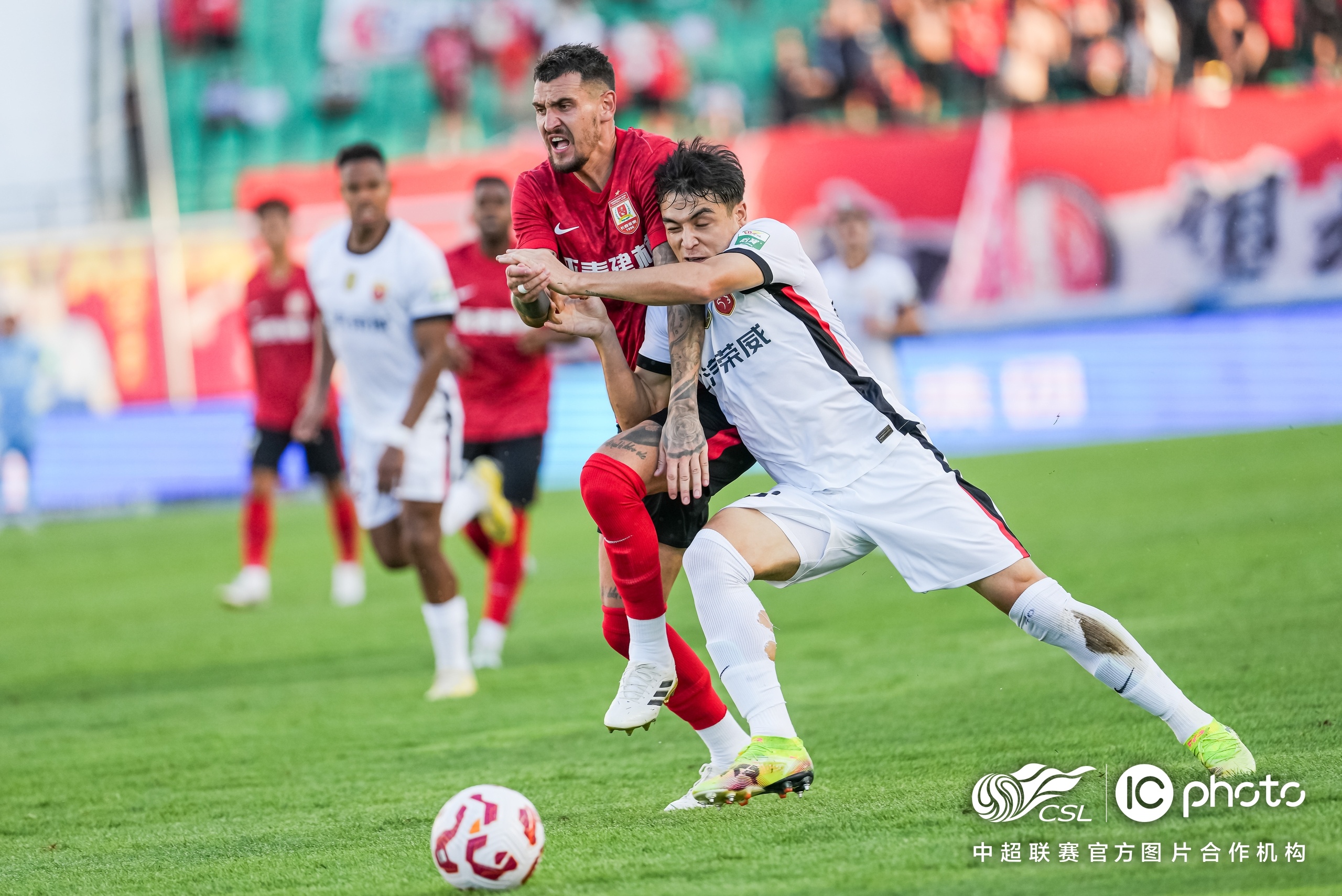 爱游戏网址-中东球队在比赛中表现出色，引发球迷狂热的简单介绍